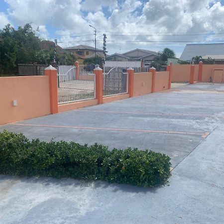 Omira Apartment Suites Willemstad Bagian luar foto